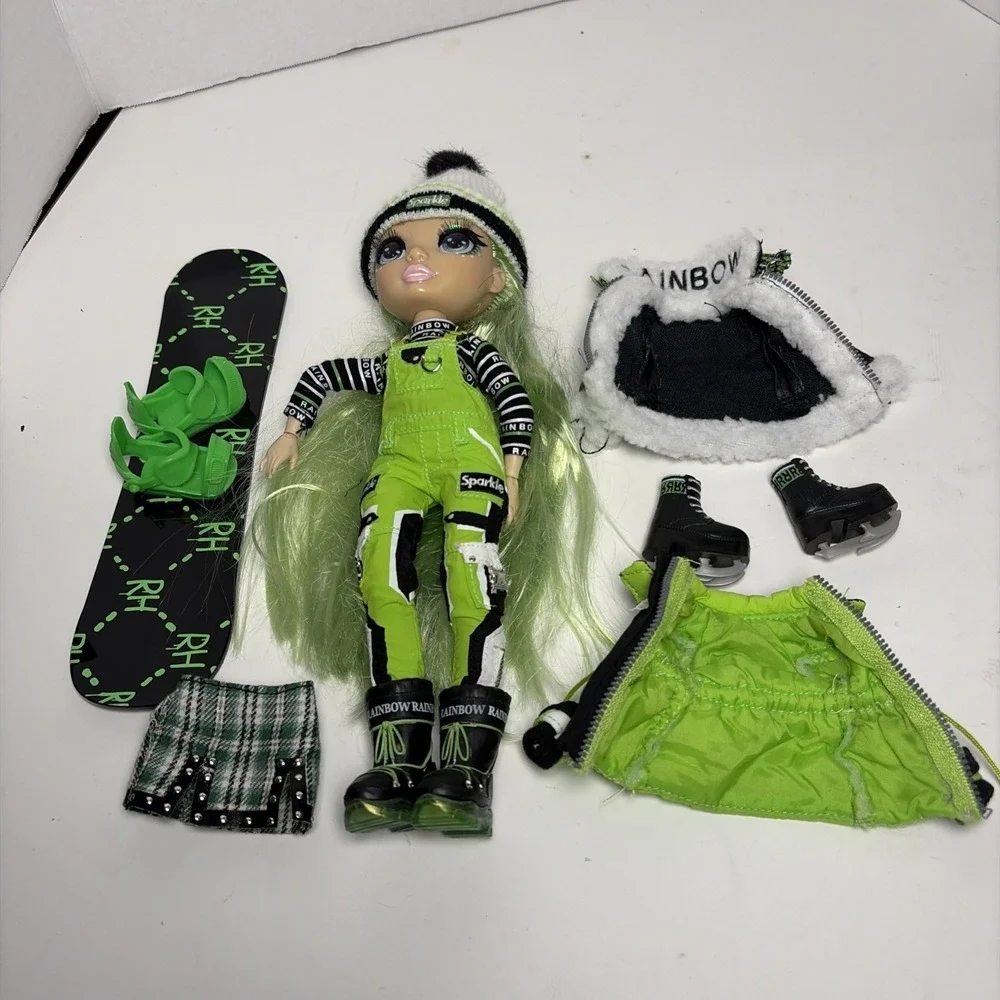 Rainbow High Winter Break Jade Hunter Green Winter Break Fashion Doll & Playset‎